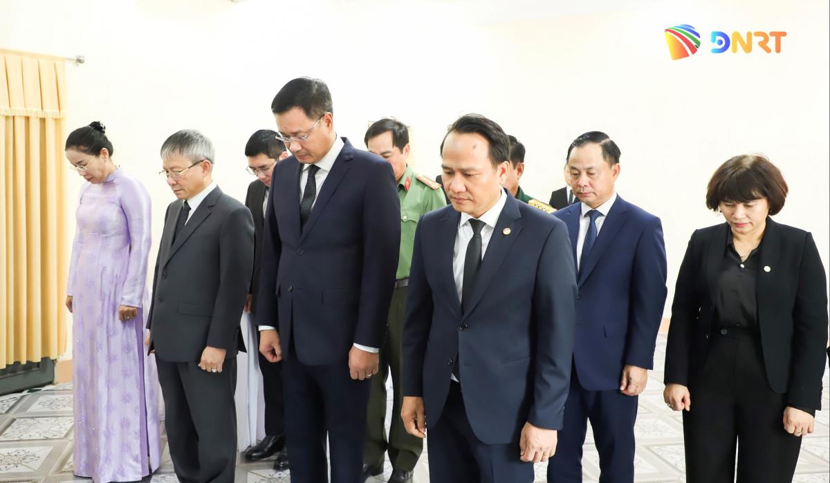 Đoàn lãnh đạo thành phố dành phút mặc niệm tưởng nhớ đồng chí Xaysomphone Phomvihane.