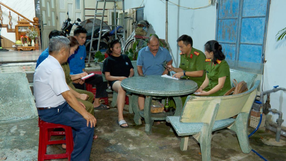 Cán bộ chiến sĩ Công an và đoàn viên thanh niên phường Hòa Xuân đến tận nhà hỗ trợ những gia đình không có thời gian đến điểm hướng dẫn, giúp người dân cài đặt và sử dụng các tiện ích trên VNeID.