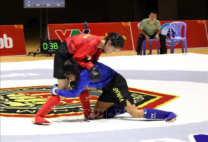 Các võ sĩ tranh tài ngày khai mạc.