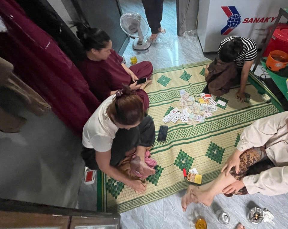 Nhóm “kỳ bẽo” bị bắt quả tang tại hiện trường.