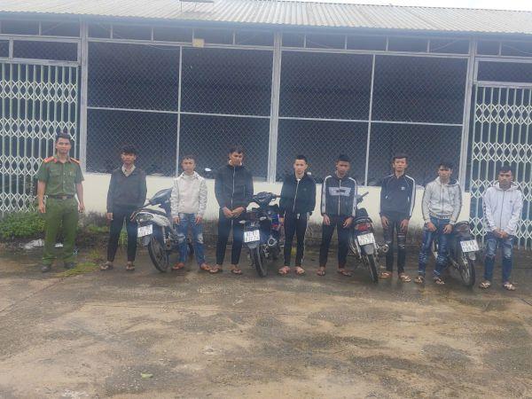 Nhóm thanh niên có hành vi điều khiển xe mô-tô bằng 1 bánh.