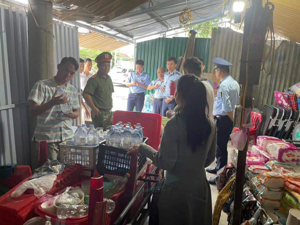 Cơ quan chức năng kiểm tra ki-ốt bán hàng của bà P.T.H.