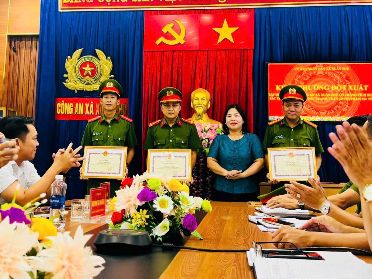 Lãnh đạo xã Xuân Phú trao thưởng cho tập thế và cá nhân.