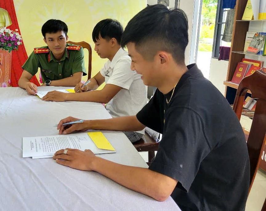 Đại diện Công an xã Phú Ninh nhận đơn tình nguyện của Tuấn và Chính.