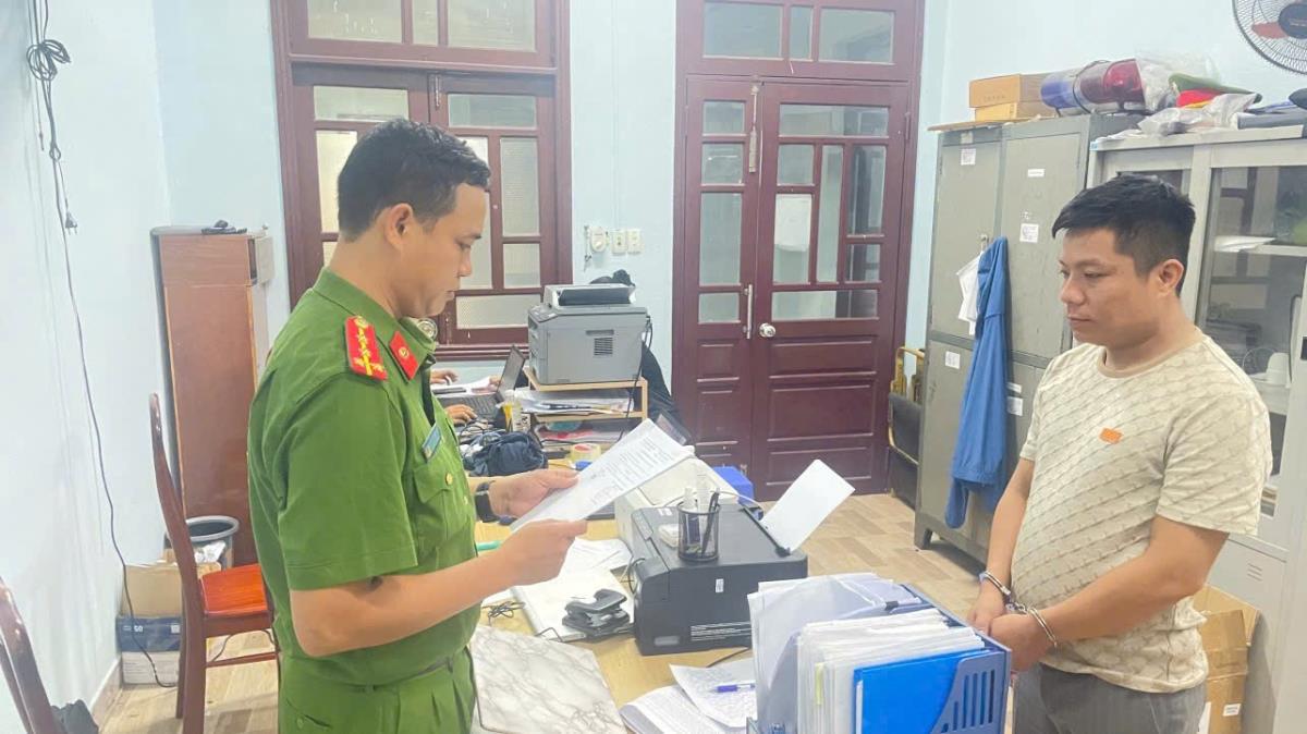 Công an phường An Khê thực hiện lệnh bắt tạm giam đối với bị can Trần Văn Thái.