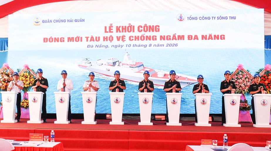 Thứ trưởng Bộ Quốc phòng Phạm Hoài Nam tham quan mô hình tàu hộ vệ chống ngầm đa năng.