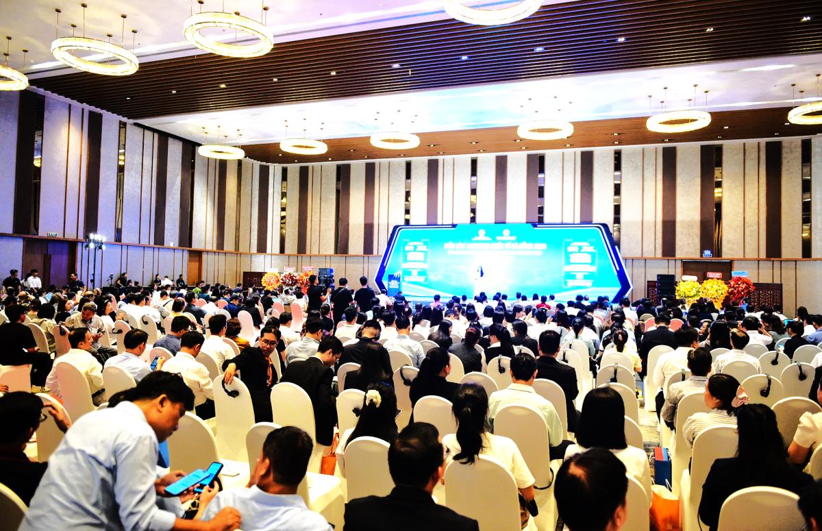 Một chuyên gia trình bày tham luận tại Diễn đàn.