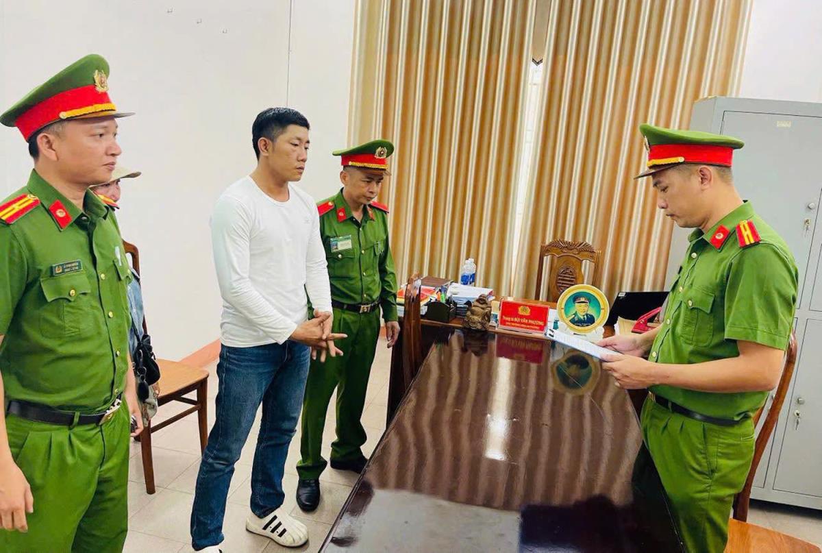 Cơ quan Công an tạm giữ hình sự đối tượng Hiếu.