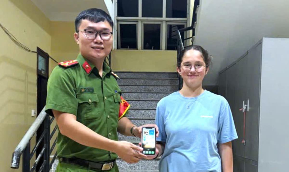 Công an xã Phong Nha trao trả ĐTDĐ cho du khách Layba Maya.