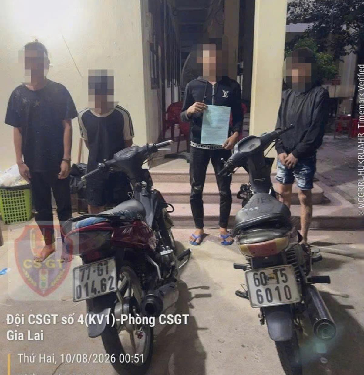 4 thanh thiếu niên và 2 phương tiện vi phạm.
