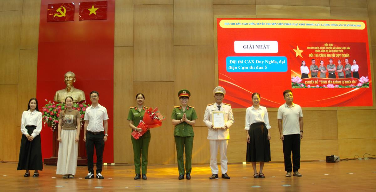 Ban Tổ chức trao giải Nhì và giải Ba cho đội Phòng Tham mưu và đội Phòng Cảnh sát điều tra tội phạm về ma túy.