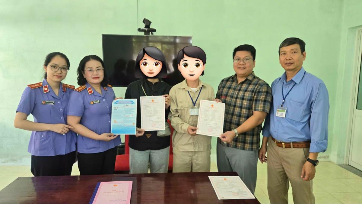 Lực lượng chức năng P. An Hải hướng dẫn, thực hiện các thủ tục đăng ký kết hôn theo quy định.