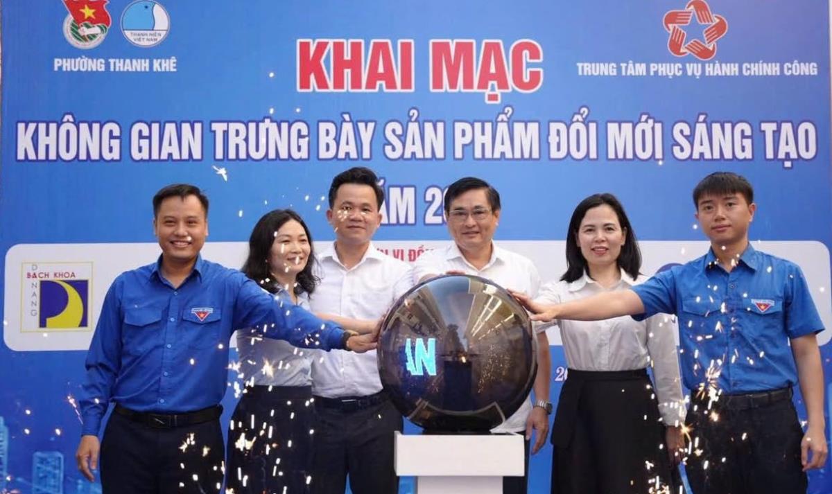 Lãnh đạo phường Thanh Khê khởi động không gian trưng bày sản phẩm đổi mới sáng tạo.
