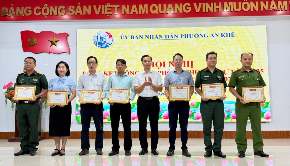Lãnh đạo phường An Khê khen thưởng các tập thể, cá nhân trong công tác phòng chống thiên tai.