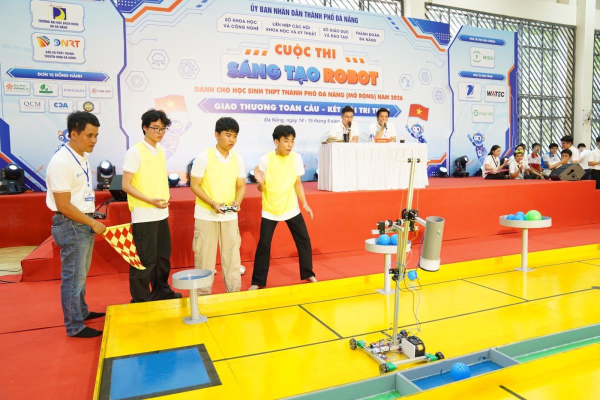 Học sinh 4 địa phương bước vào tranh tài trên sân Robot.