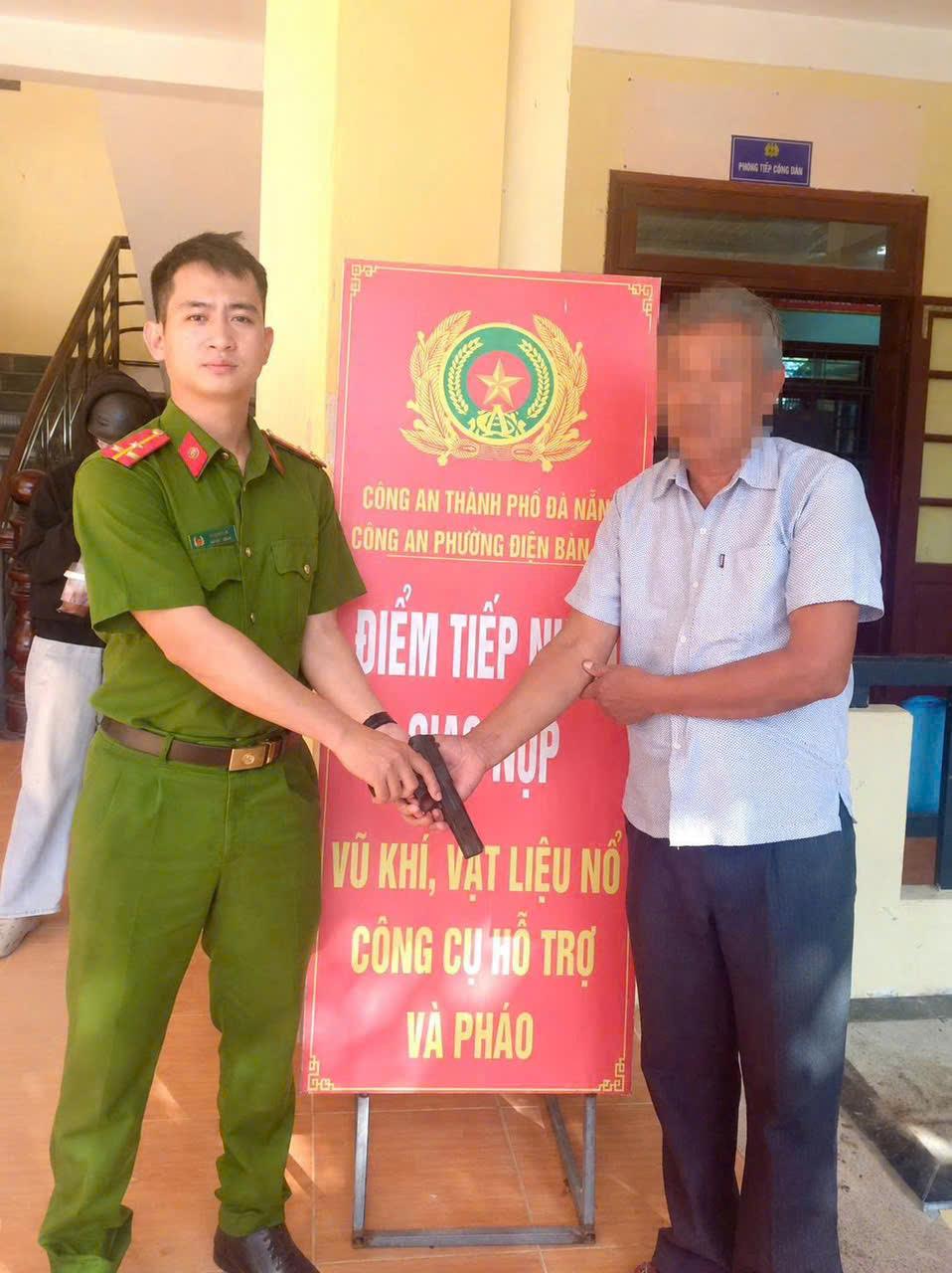 Ông H.B. giao nộp khẩu súng và đạn cho Công an phường.