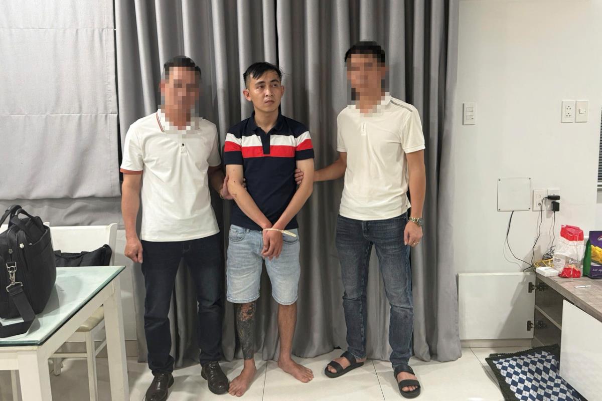 Đối tượng Phan Văn Phóng bị bắt giữ và số ma túy tang vật.