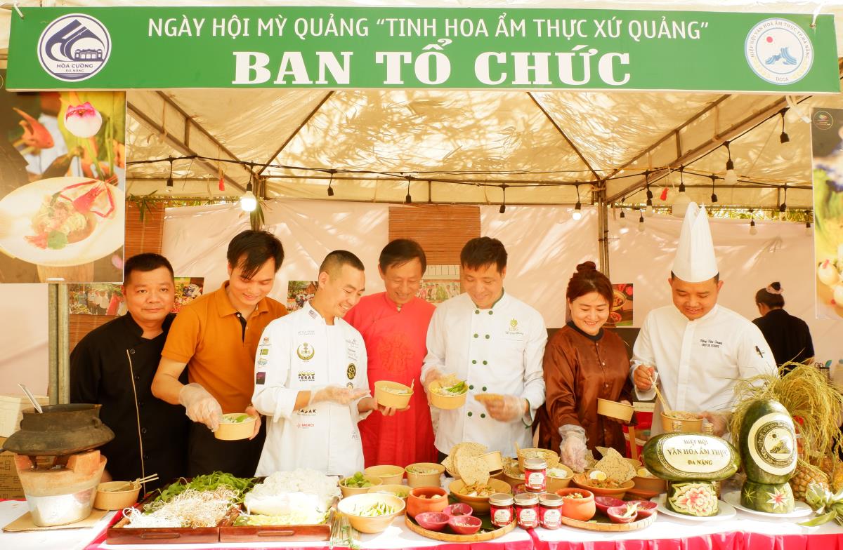 Các đầu bếp trổ tài tại Không gian văn hóa Mỳ Quảng.