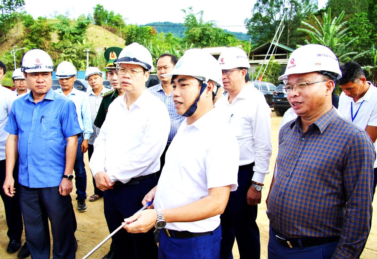 Chủ tịch UBND TP Đà Nẵng thăm hỏi, tặng quà, động viên cán bộ kỹ sư và công nhân thi công dự án.
