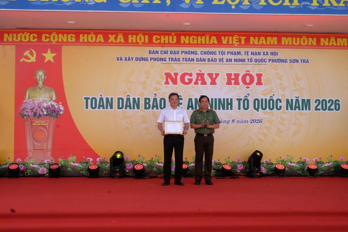 Các đại biểu tham dự chụp ảnh lưu niệm tại phiên hội chợ giao dịch việc làm trong khuôn khổ buổi lễ.