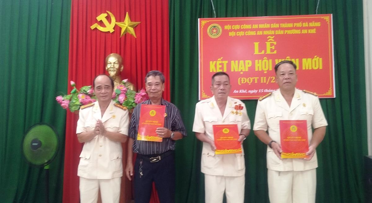 Trao quà mừng thọ cho hội viên đủ 70, 75 tuổi.