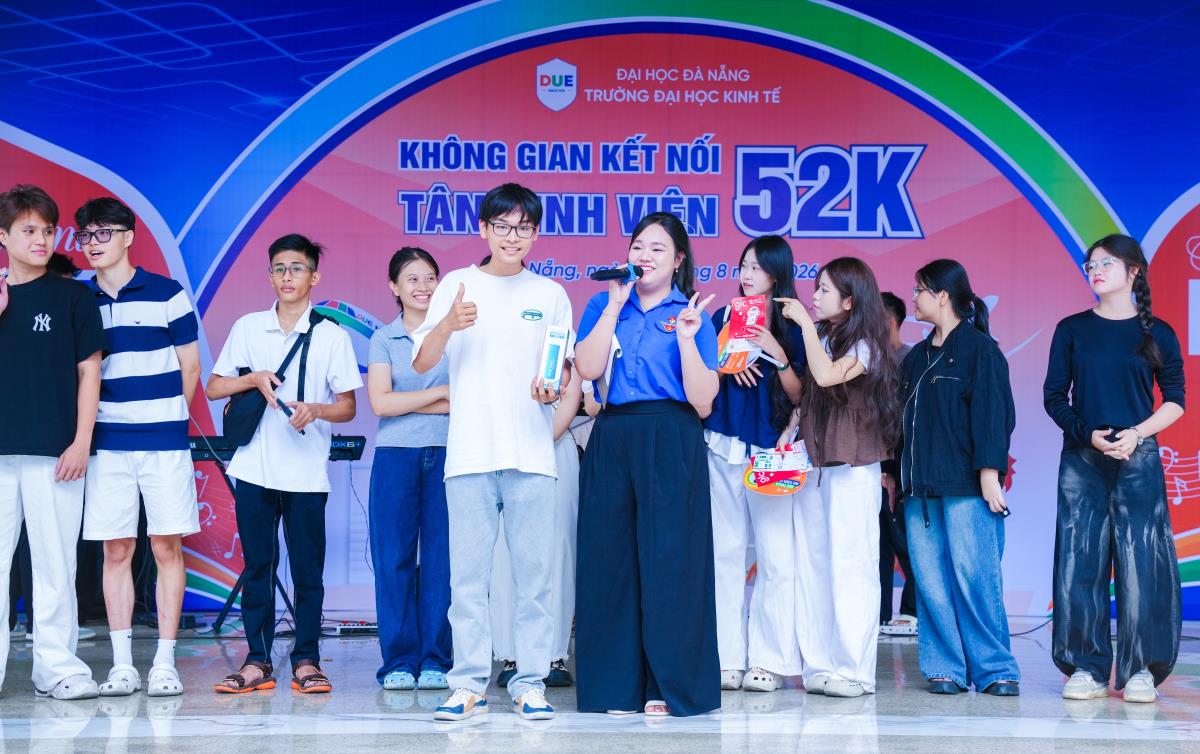 Không khí rộn ràng, chào đón tân sinh viên tại trường ĐHKT Đà Nẵng.