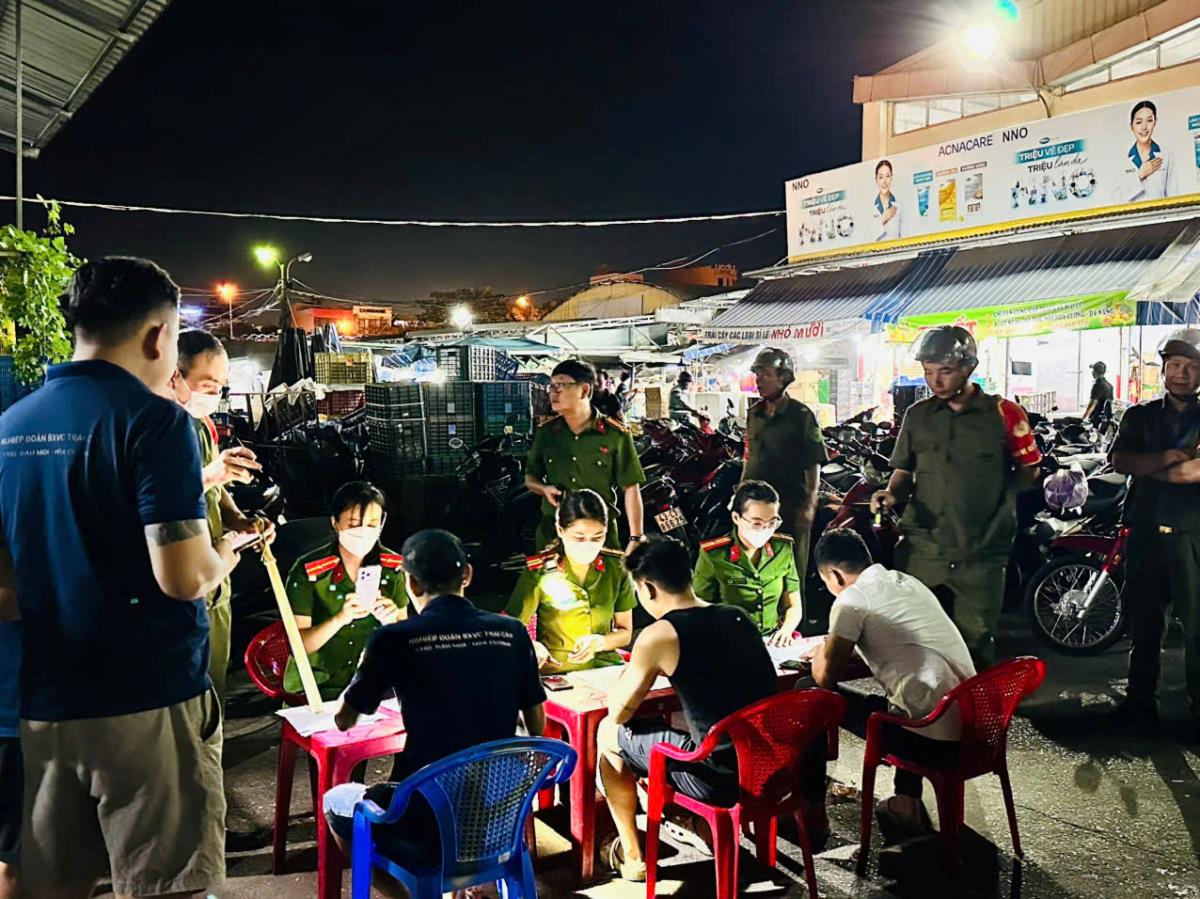 Lực lượng Công an kiểm tra ma túy quy mô lớn tại Chợ Đầu mối Hòa Cường.