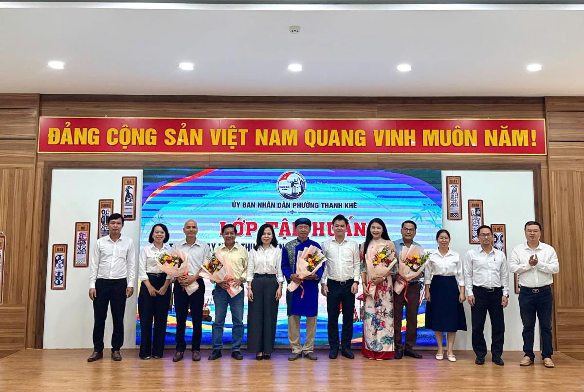 Ban tổ chức tặng hoa các nghệ nhân tham gia truyền dạy.