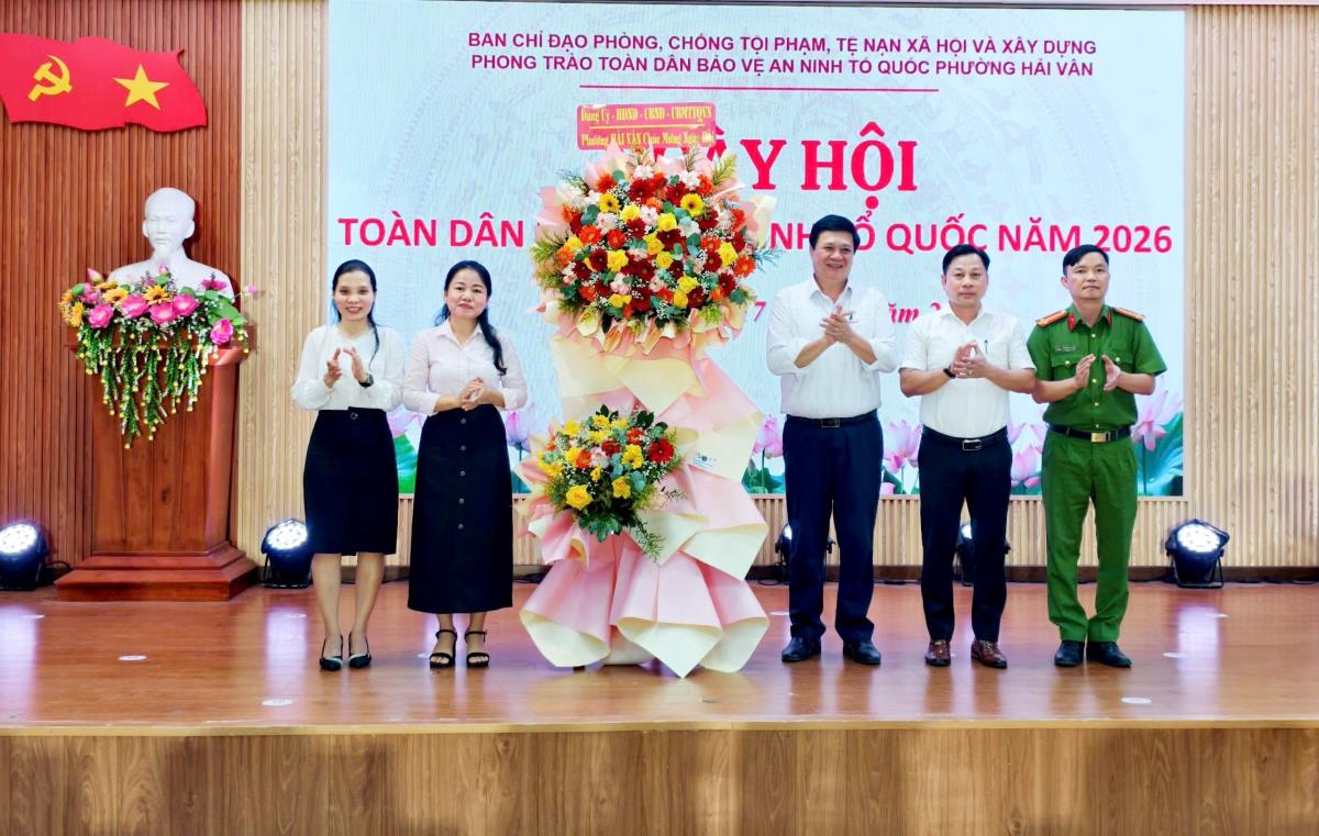 Lãnh đạo phường Hải Vân tặng Giấy khen cho các tập thể, cá nhân tại Ngày hội.
