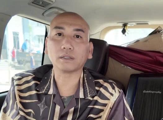 Phú Lê cùng Huấn Hoa Hồng khoe hình ảnh đi từ thiện hồi đầu tháng 8 - Ảnh: FBNV