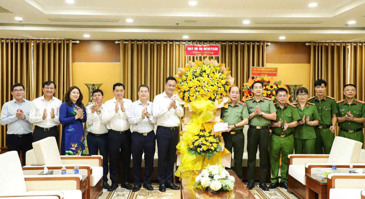Bí thư Thành ủy Lê Ngọc Quang tặng hoa chúc mừng Công an thành phố