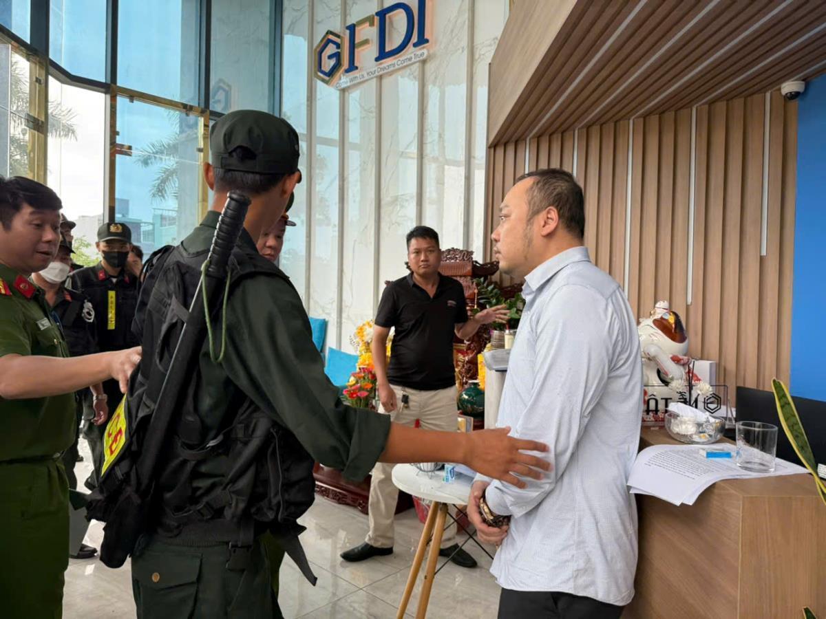 Đông đảo người dân vây quanh tòa nhà khi cơ quan Công an khám xét