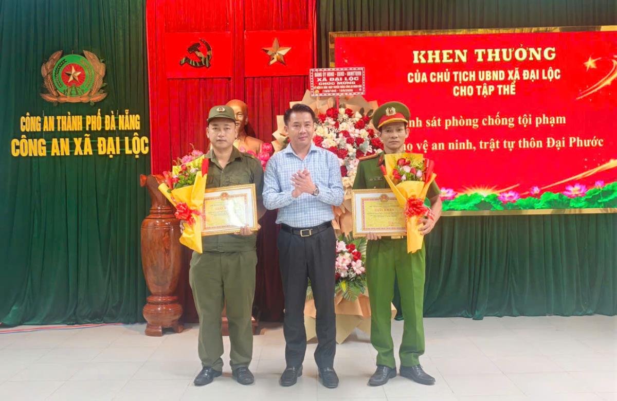 Trung tá Phan Anh Thắng - Trưởng Công an xã Đại Lộc khen thưởng 2 cá nhân đạt thành tích tốt trong tham gia Hội thao Quân sự, Võ thuật và Thể thao năm 2026 do Bộ Công an tổ chức.