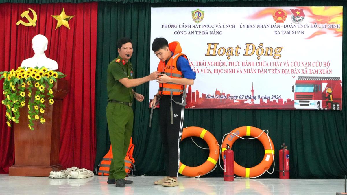 Học sinh, giáo viên và đoàn viên được trực tiếp tham gia các tình huống CNCH. Ảnh: Ái ly.