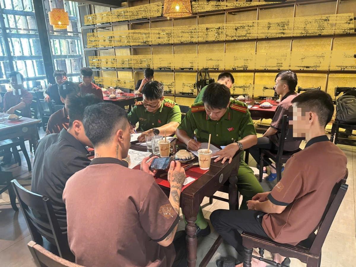 Công an phường An Hải kiểm tra về ma túy đối với nhân viên một cơ sở kinh doanh trên địa bàn.