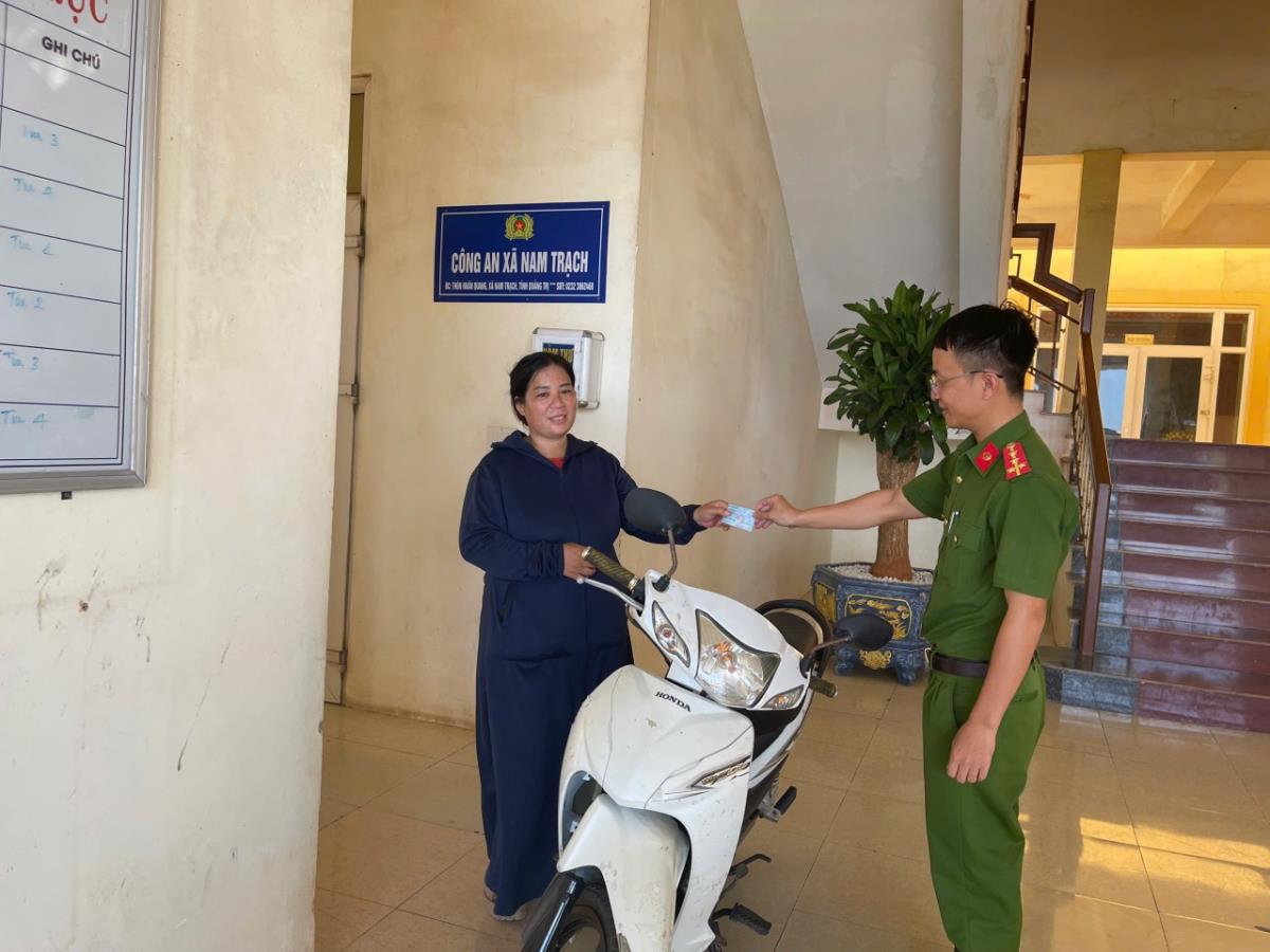 Công an xã Nam Trạch trao trả chiếc xe máy bị trộm cho chị T.