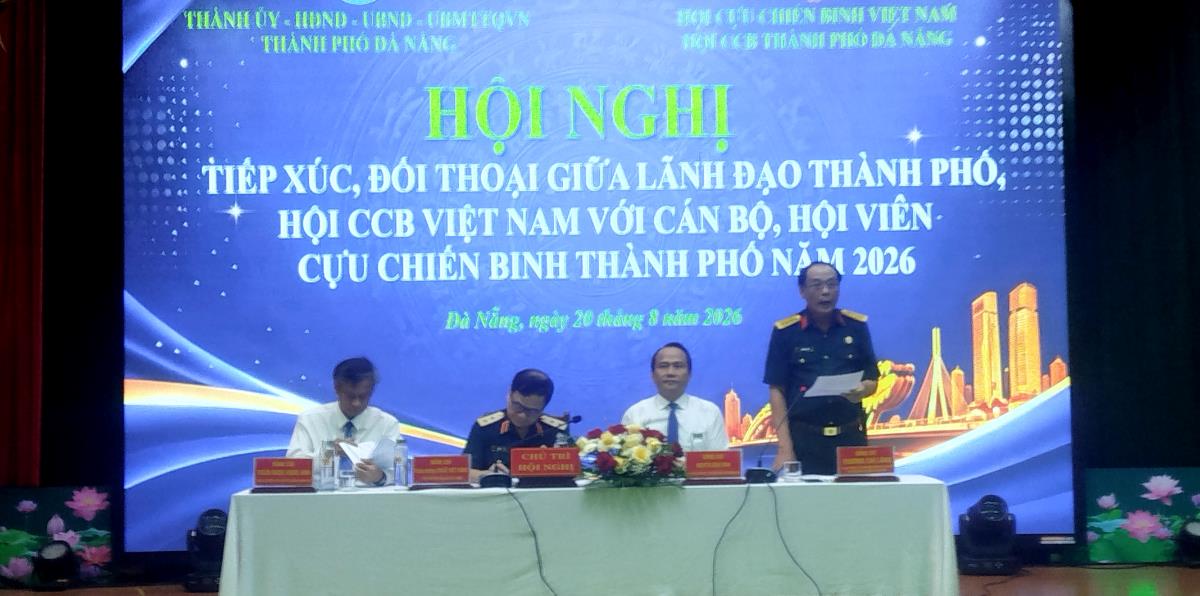 Trao tặng quà cho các hội viên CCB có hoàn cảnh khó khăn.