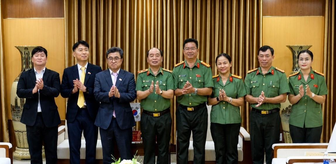 Đoàn Tổng Lãnh sự quán Hàn Quốc tại TP Đà Nẵng chụp ảnh lưu niệm cùng Thiếu tướng Nguyễn Hữu Hợp.