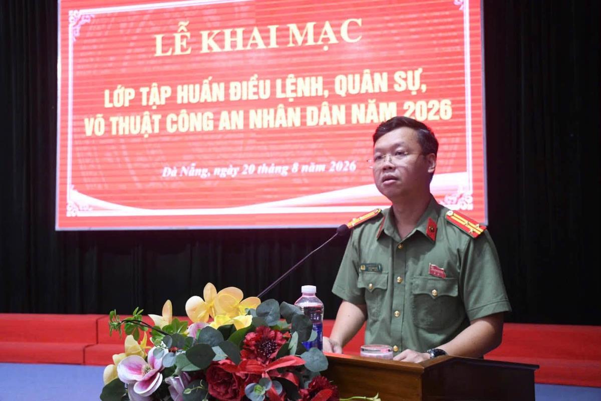 Thượng tá Nguyễn Kim Trung phát biểu chỉ đạo tại lễ khai giảng lớp tập huấn.