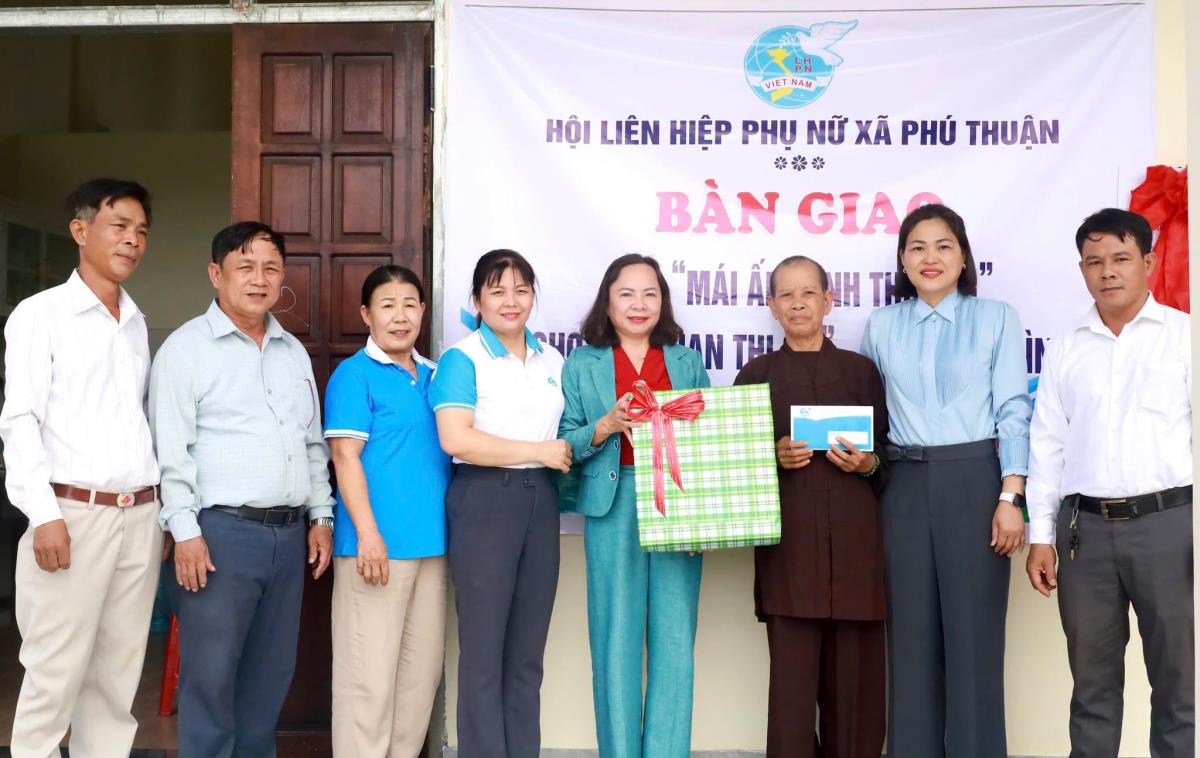 Bàn giao nhà “Mái ấm tình thương” cho bà Phan Thị Sử.