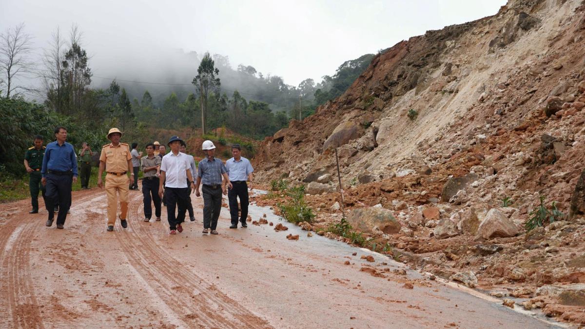 Ông Đỗ Tâm Hiển thăm, tặng quà cho người dân bị thiệt hại