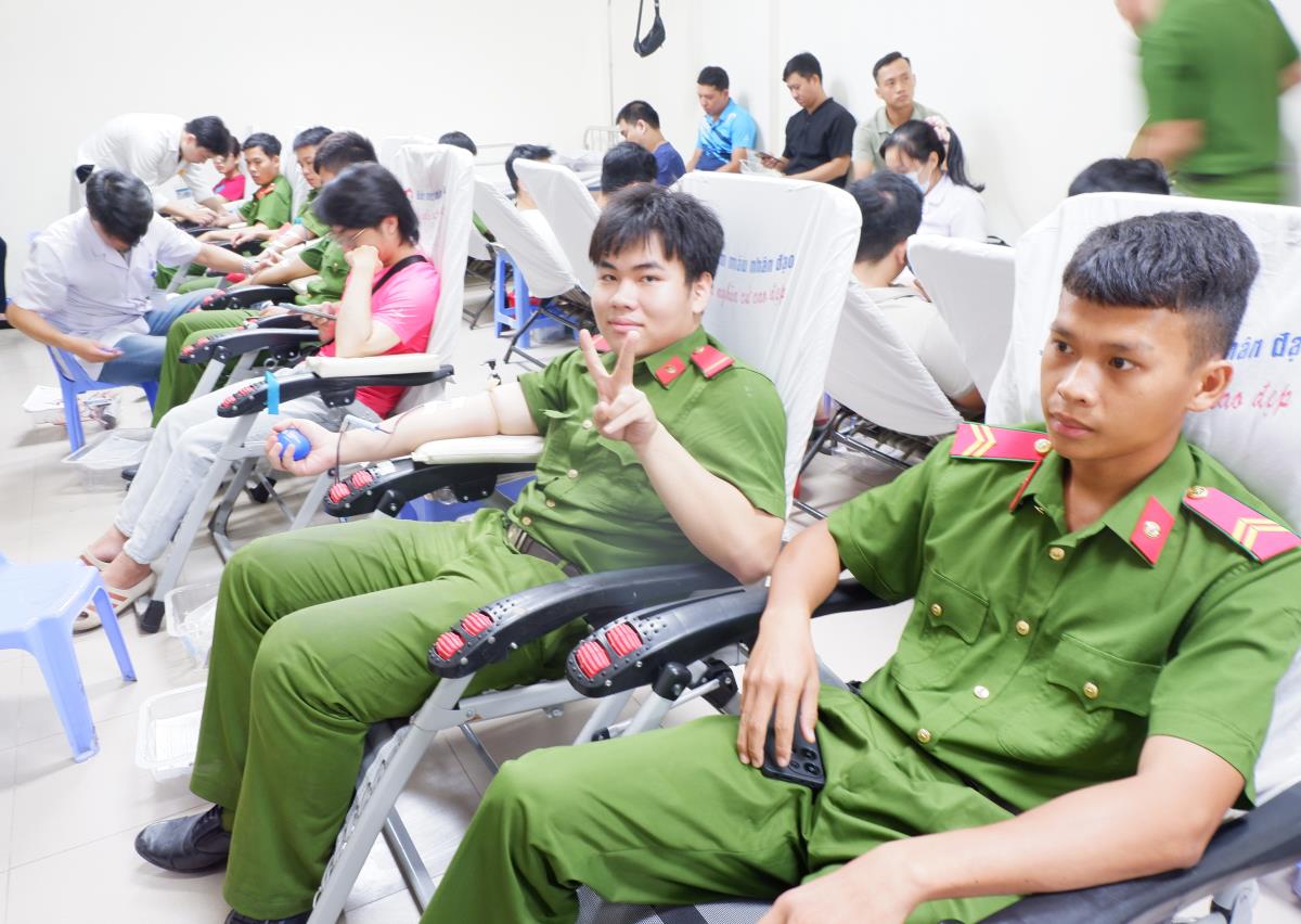 Ngày hội hiến máu 'Giọt hồng người chiến sĩ” đợt 2-2026 tiếp nhận 677 đơn vị máu. Ảnh: P.T