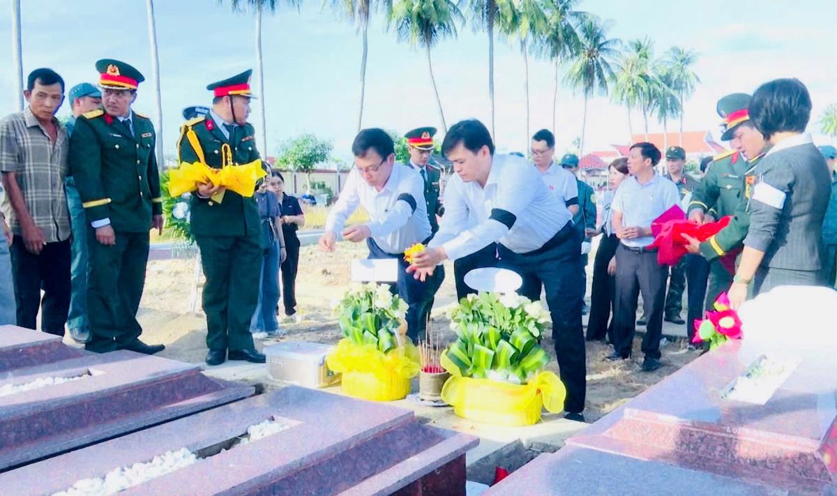 Lễ truy điệu và an táng 4 hài cốt liệt sĩ.