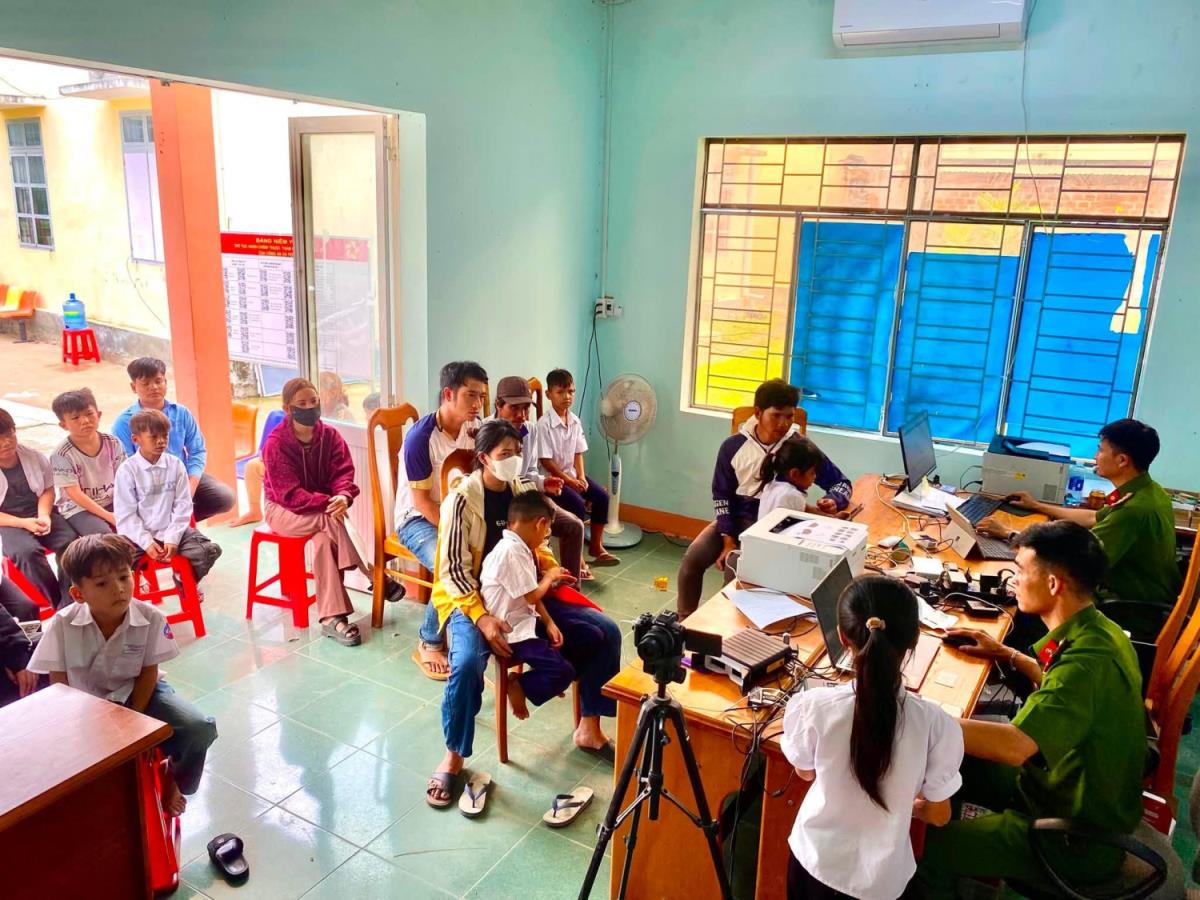 Quang cảnh Công an xã Pờ Tó (Gia Lai) cấp căn cước cho công dân.