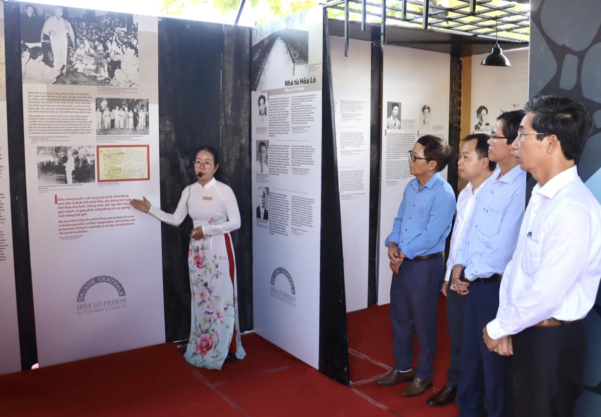 Đại biểu tham quan khu vực trưng bày các chuyên đề.