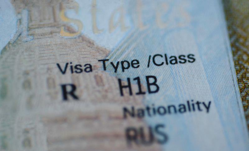 Cận cảnh dấu thị thực H-1B trong hộ chiếu. Ảnh: Getty Images