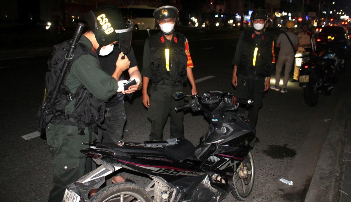 Lực lượng 911 bắt giữ các đối tượng có hành vi gây rối trật tự công cộng.