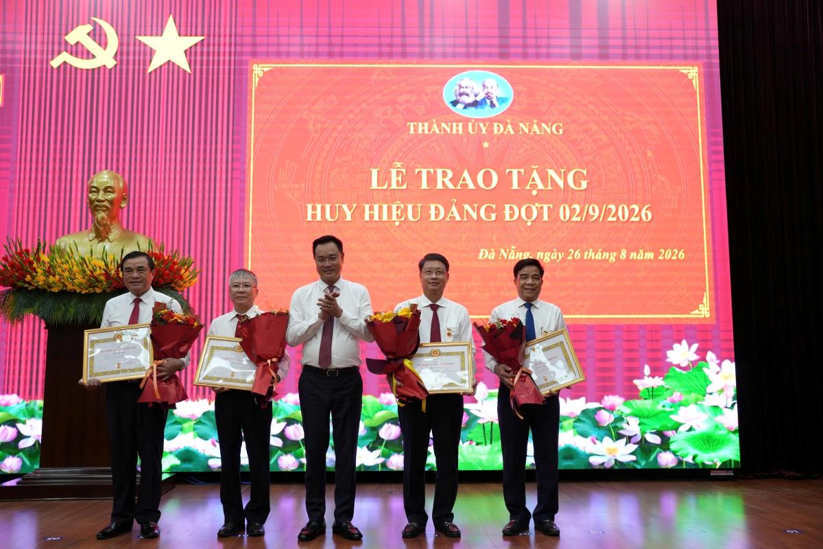Lãnh đạo thành phố trao huy hiệu đảng và chúc mừng các Đảng viên