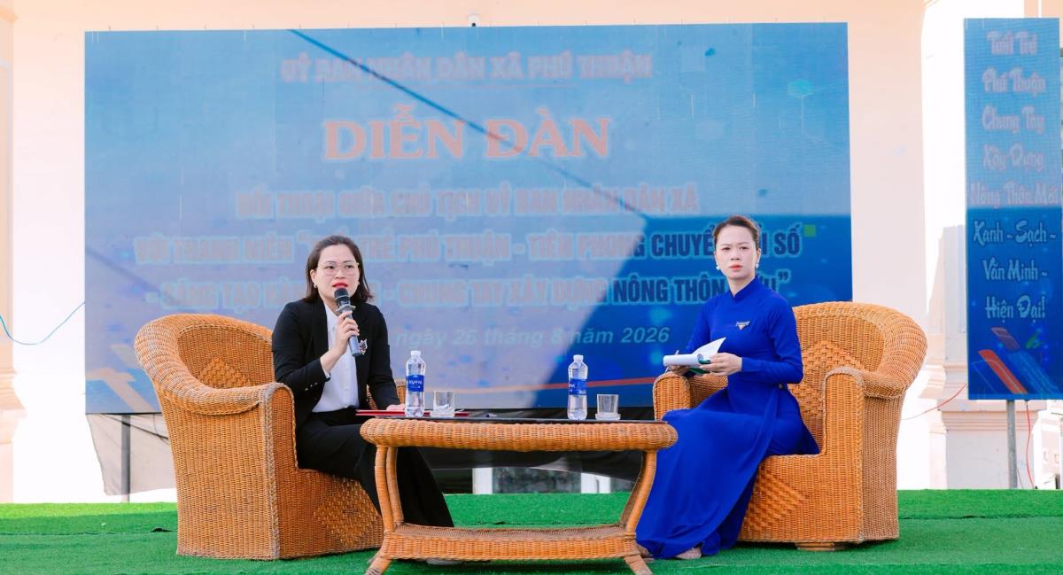 Chủ tịch UBND xã Phú Thuận Nguyễn Thị Hồng đối thoại với thanh niên.
