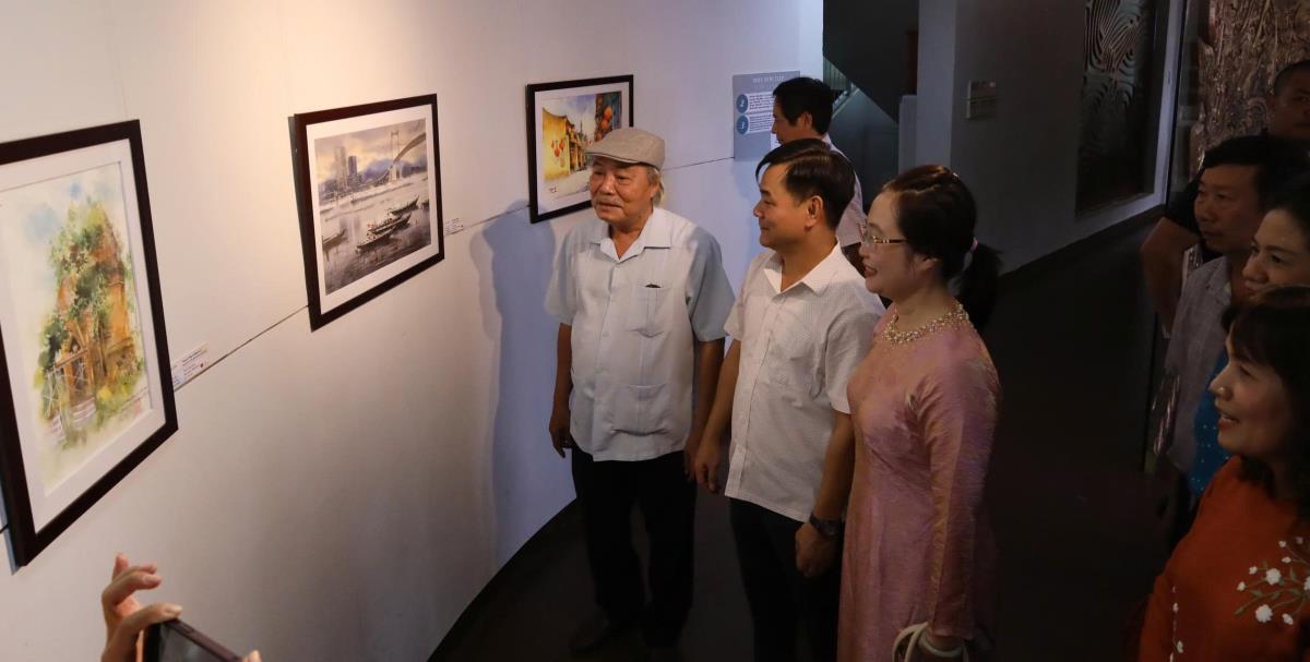 Các đại biểu tham quan triển lãm.